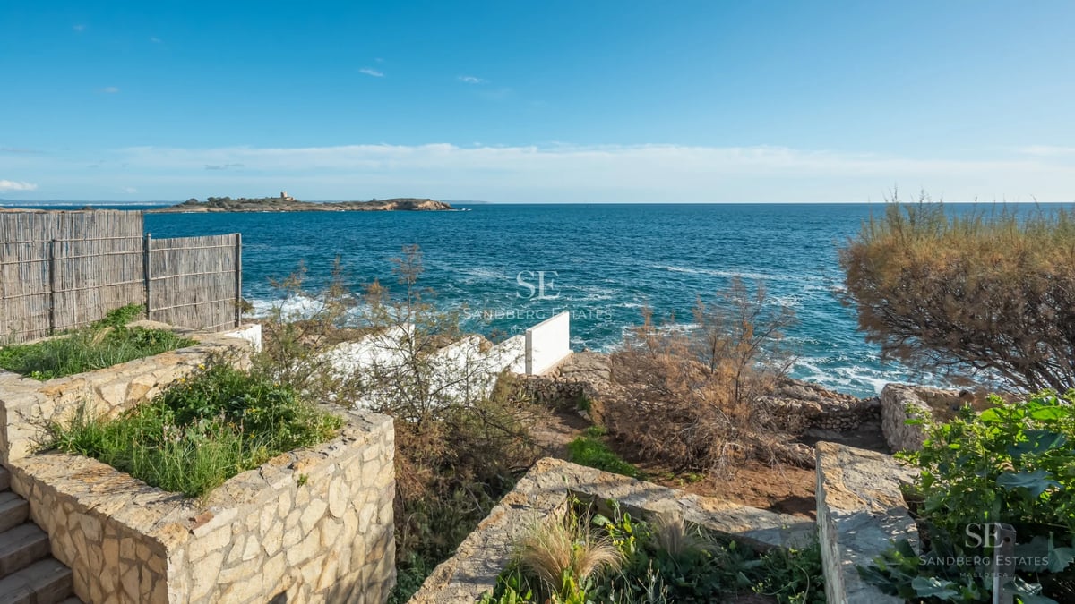 Expansive terrace with infinity pool, sun loungers and panoramic views. Modern design with high-quality materials.