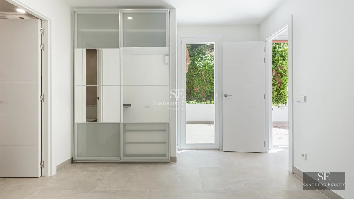 Exterior view of a modern villa featuring an infinity pool, garden, and spacious terraces. Minimalist architectural design and breathtaking views.