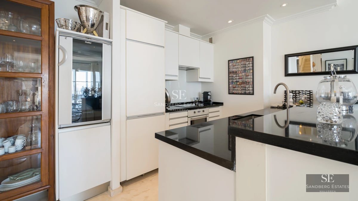 Image of a luxurious pool with panoramic views. Modern architecture, infinity edge, and lush vegetation.