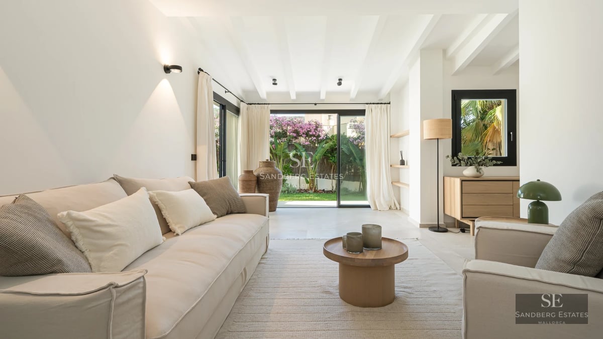 Spacious terrace with infinity pool. Panoramic views. Modern design with elegant furniture and high-quality finishes.