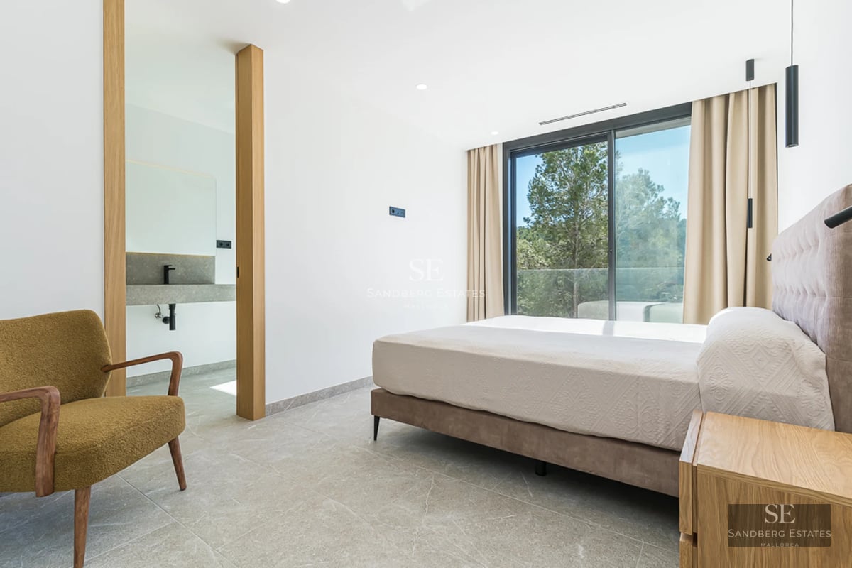 Vaste terrasse avec piscine entourée d'une végétation luxuriante. Design moderne avec mobilier élégant et vue dégagée.