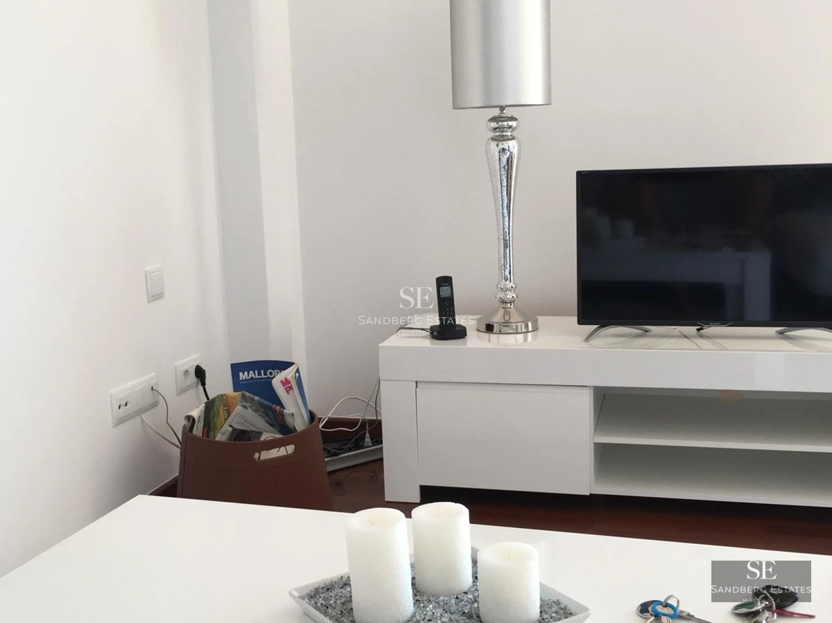 Vue d'une villa de luxe moderne avec piscine à débordement et grandes baies vitrées. Design élégant, minimaliste et espaces lumineux.