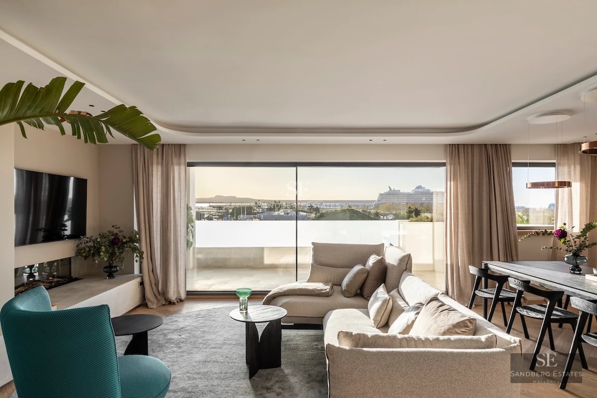 Exterior view of a modern villa with an infinity pool, spacious terraces, minimalist design, and lush garden. Brightness and elegance.