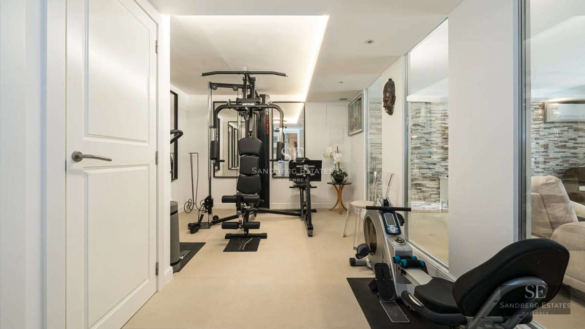 Modern facade with pool, lush garden, and large windows. Minimalist architecture. Abundant natural lighting.