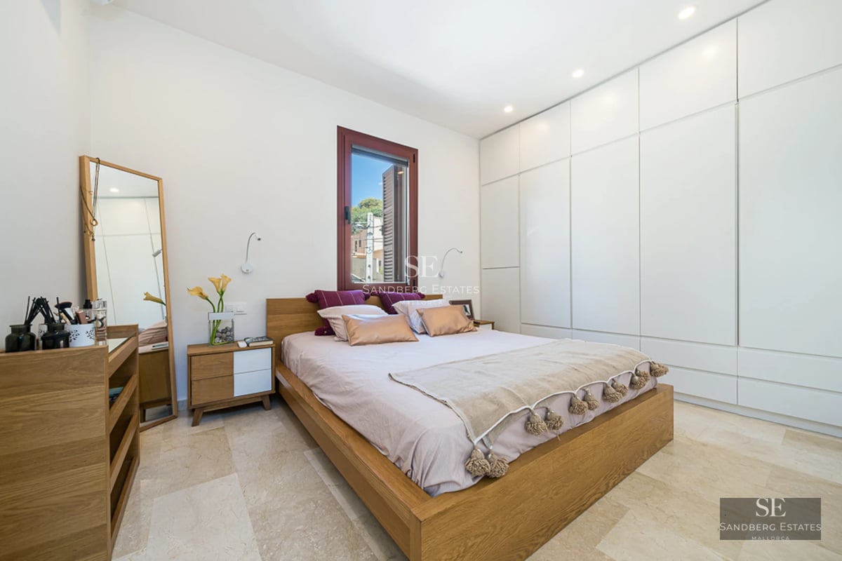 Infinity pool view, lush garden, modern architecture, and minimalist design. Luxury and comfort in an idyllic setting.