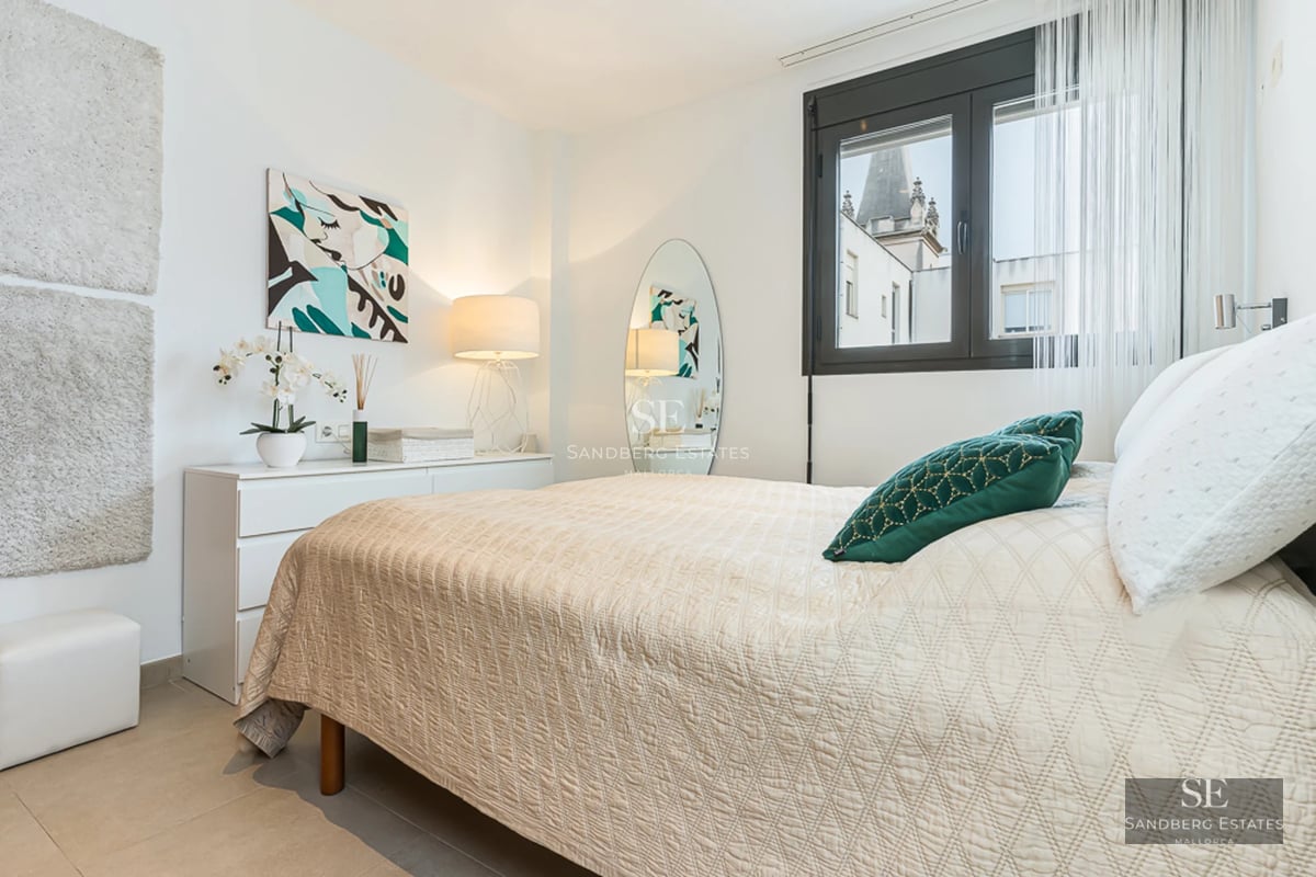 Modern penthouse featuring large terrace, panoramic views, elegant furniture, and minimalist design. Abundant natural lighting.