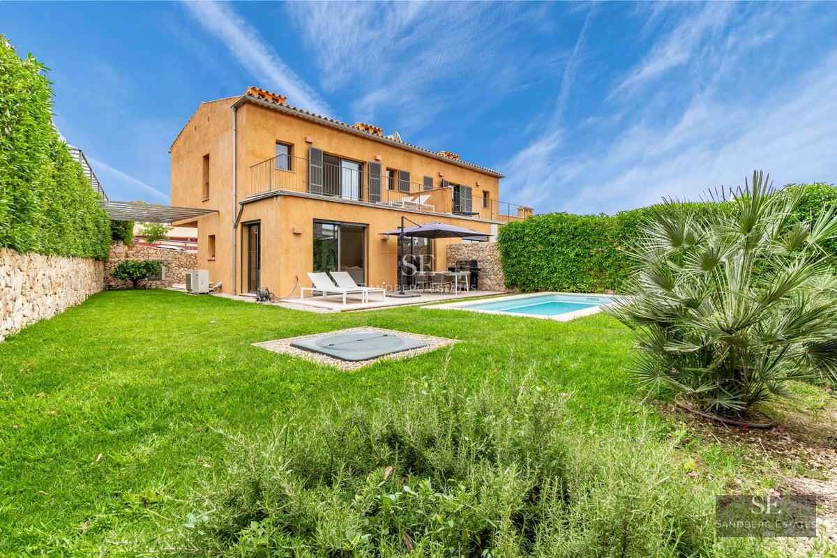 Exterior view of modern villa with infinity pool, garden, and expansive terraces. Contemporary architecture with large windows and high-quality finishes.
