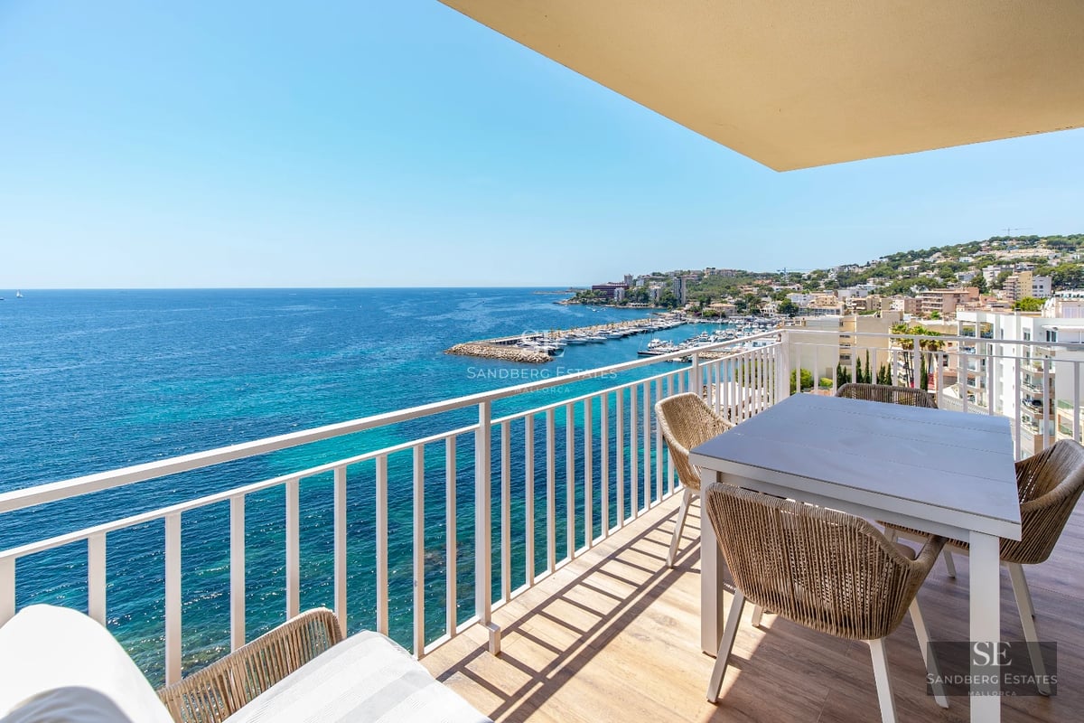 View of a modern villa with infinity pool, sun loungers, garden and large windows. Minimalist and luxurious architecture.