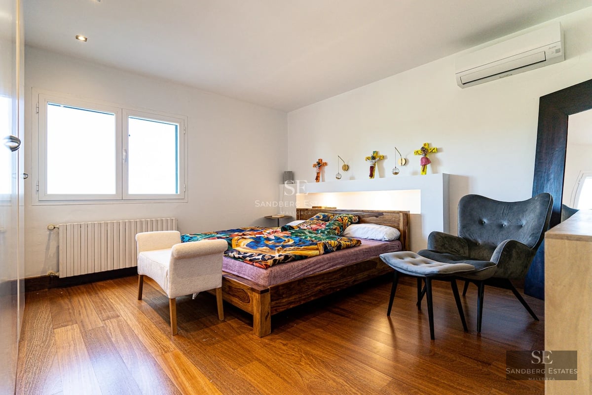 Exterior view of a modern house featuring a pool and garden. Minimalist architecture, large windows, and lush vegetation.
