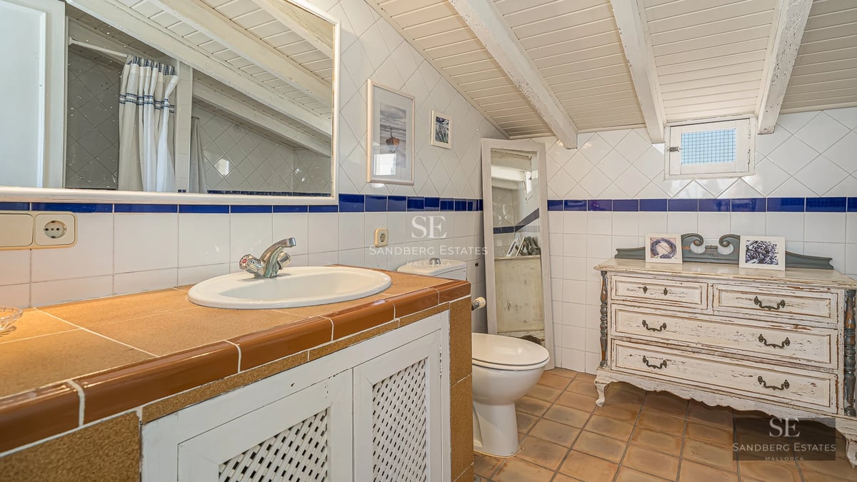 Panoramic view of a modern living room with balcony and sea view. Elegant design with contemporary furniture and abundant natural light.