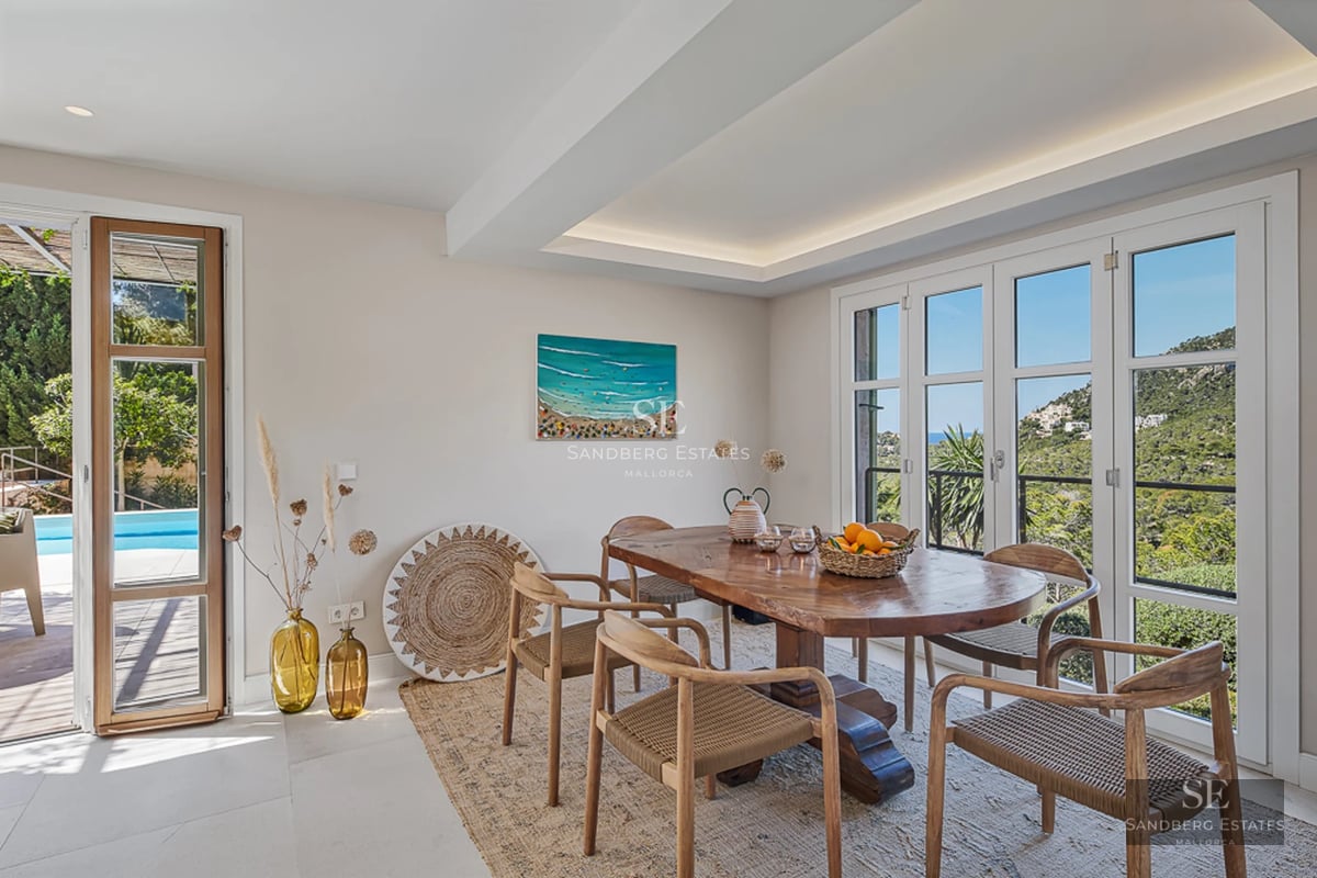 Spacious living room with large windows, sea view and private balcony. Modern design with high-end furniture and impeccable finishes.