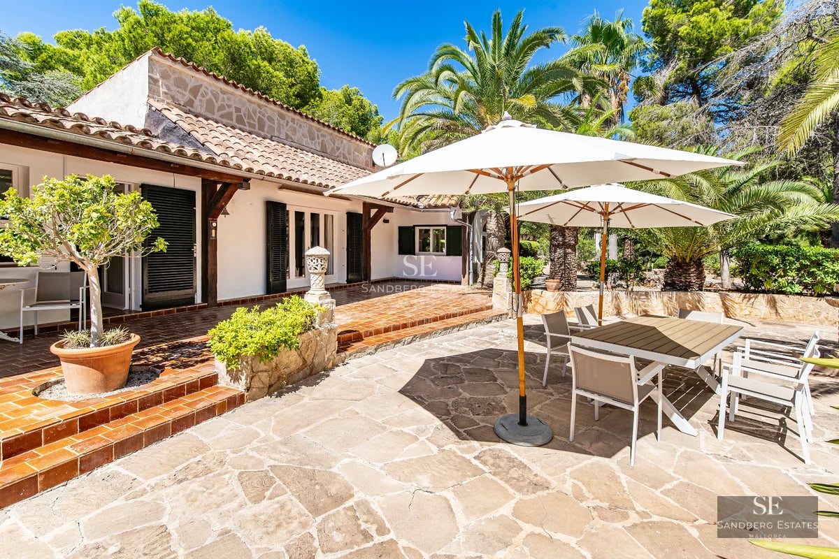 Bright penthouse with balcony, sea view, and modern design. Large windows, high-end finishes, and elegant décor.