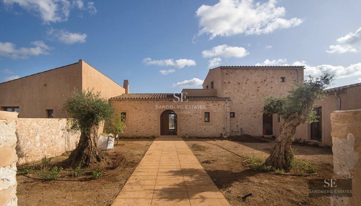 Spacious living room with access to a terrace and an infinity pool. Modern design, natural light, neutral color palette and stunning views.