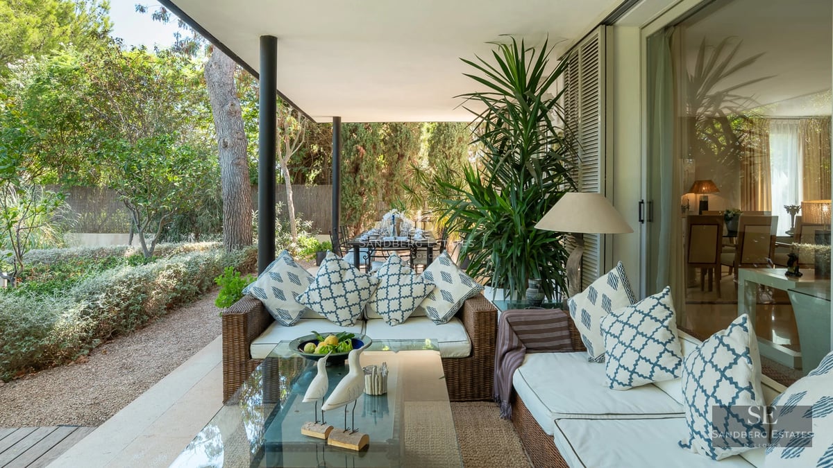 Exterior of a modern house with pool, terrace and lush garden. Elegant and minimalist architecture.