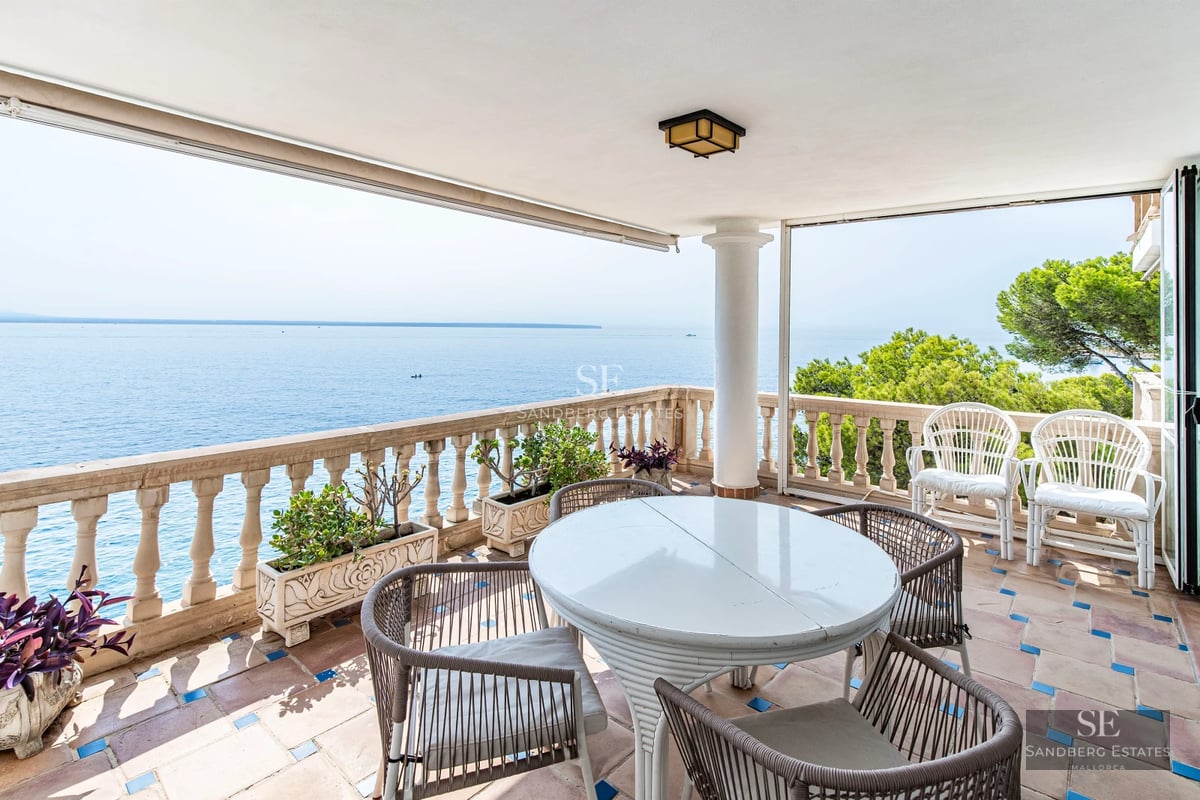 Spacious terrace with infinity pool, sun loungers and panoramic sea views. Modern, elegant design with high-quality materials.