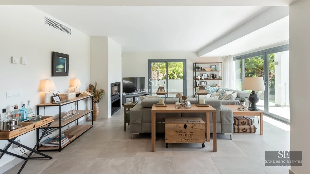 Terrace with infinity pool and panoramic sea views. Modern design with elegant furniture and relaxation area.