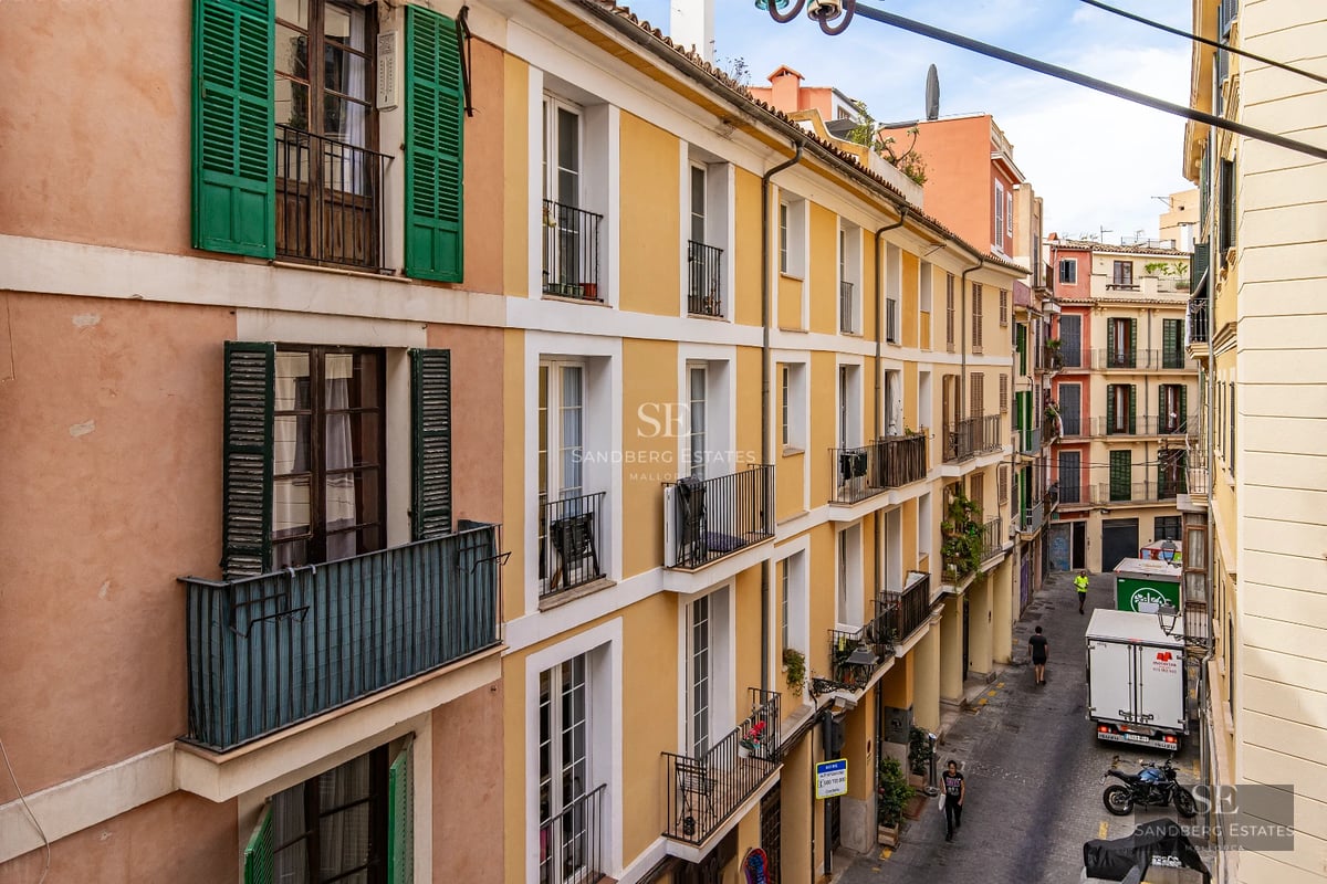 Spacious terrace with pool, sun loungers, and panoramic views. Modern architecture, ideal for relaxation and enjoyment.