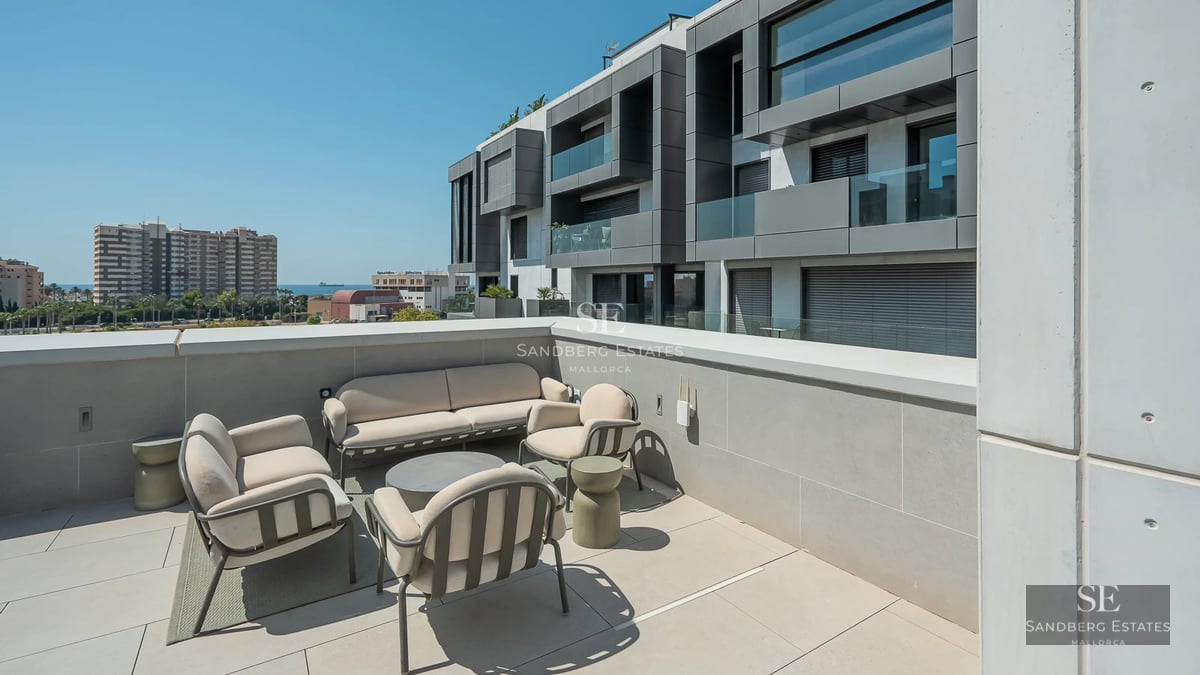 Exterior view of a luxurious house with an infinity pool, surrounded by gardens and open spaces. Modern architecture.