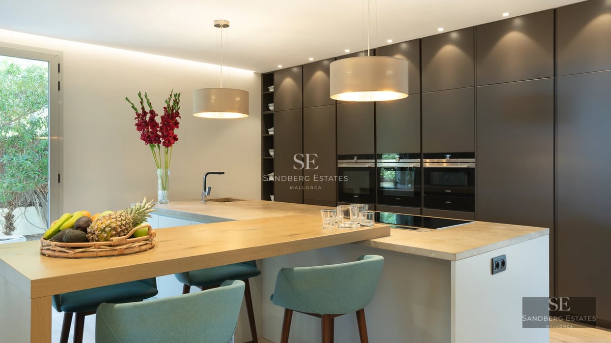 Exterior view of a modern villa with an infinity pool, large windows, and lush gardens. Minimalist and elegant design.