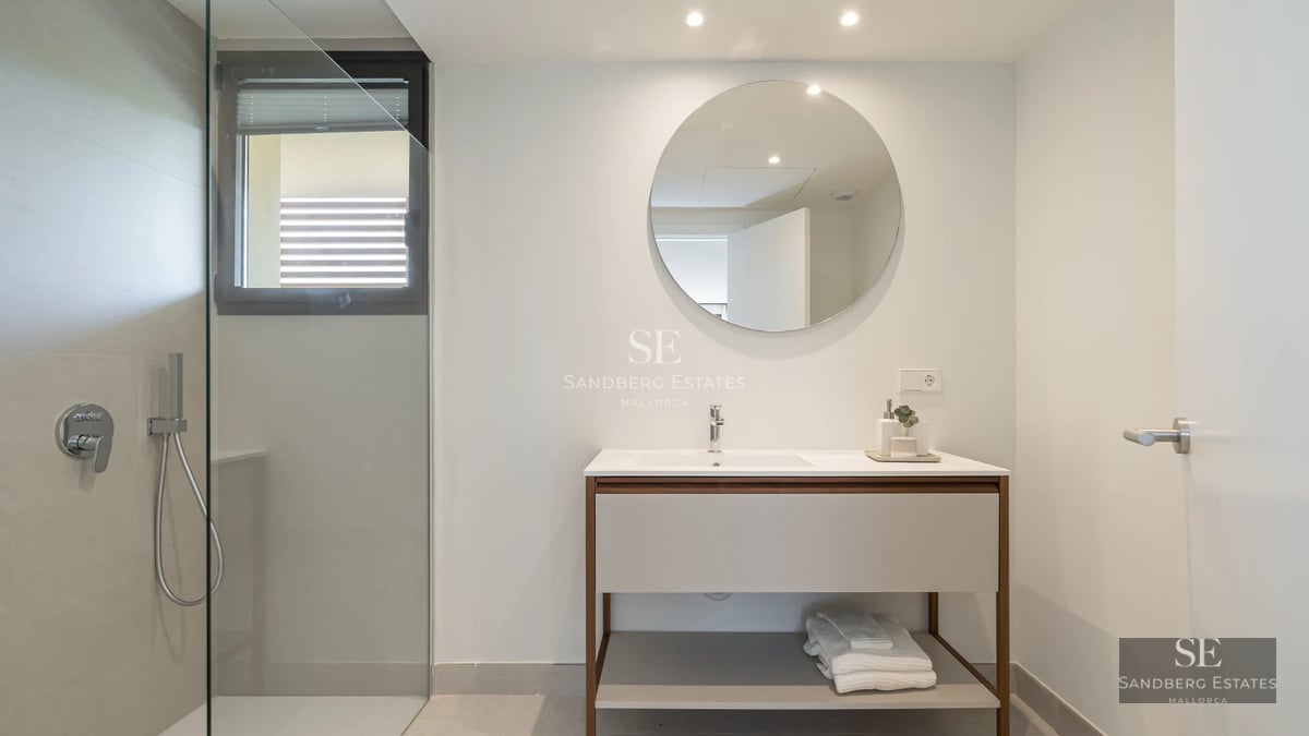 Pool view with modern design, large windows, and garden. Minimalist architecture with luxury finishes. Natural and elegant lighting.