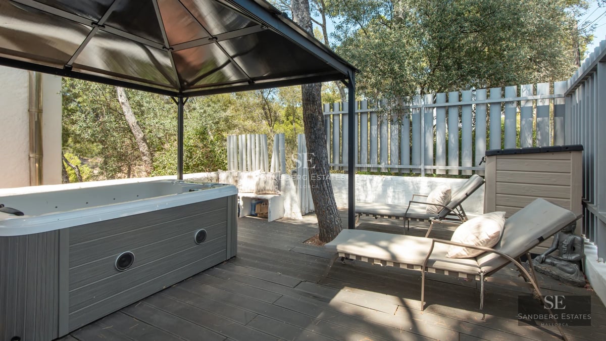 Exterior of a modern house with swimming pool, garden, and terrace. Elegant and contemporary architectural design.