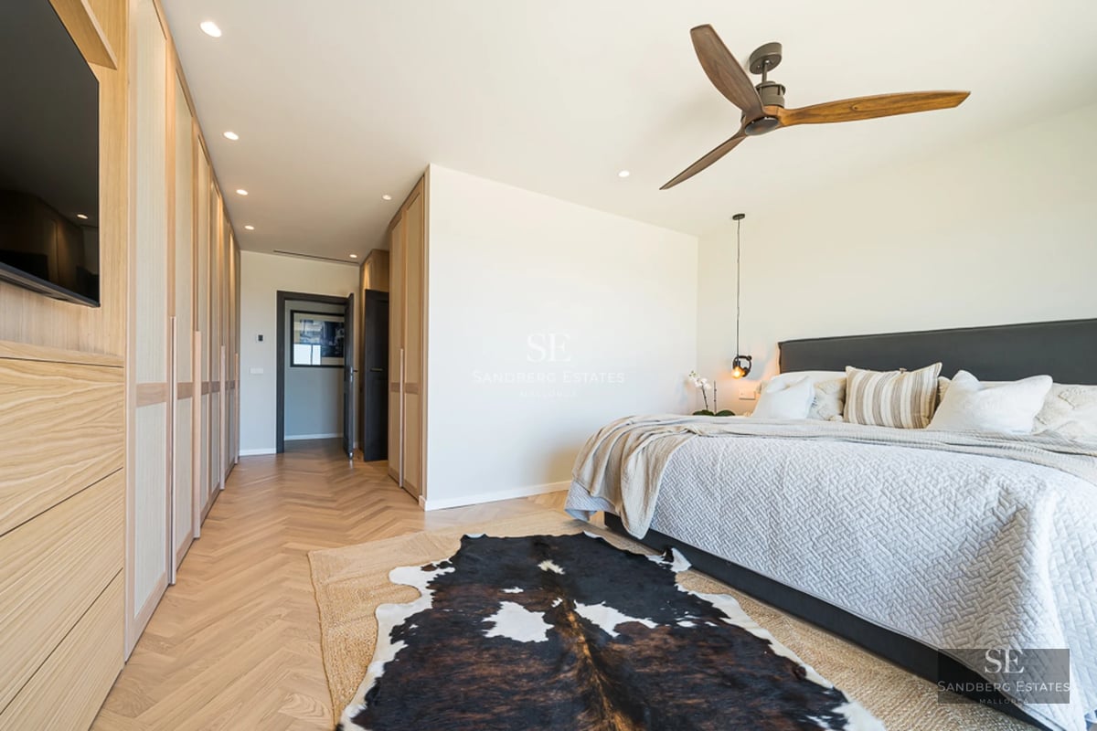 Vue extérieure d'une villa moderne avec piscine à débordement. Conception architecturale minimaliste avec de larges baies vitrées et une végétation luxuriante.