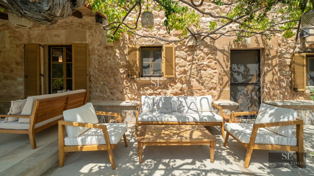 Exterior view of a luxurious modern villa with infinity pool, expansive terraces, and lush gardens. Minimalist architecture with large windows.