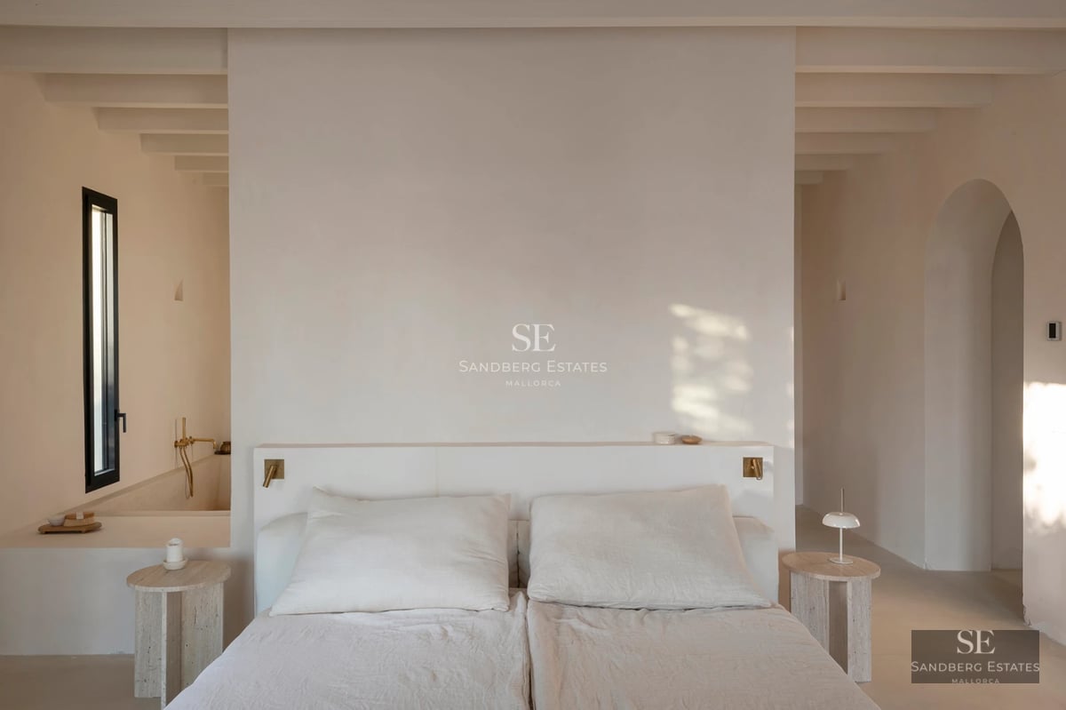 Exterior view of a modern house featuring a pool, manicured gardens, and large windows reflecting luxury and elegance.