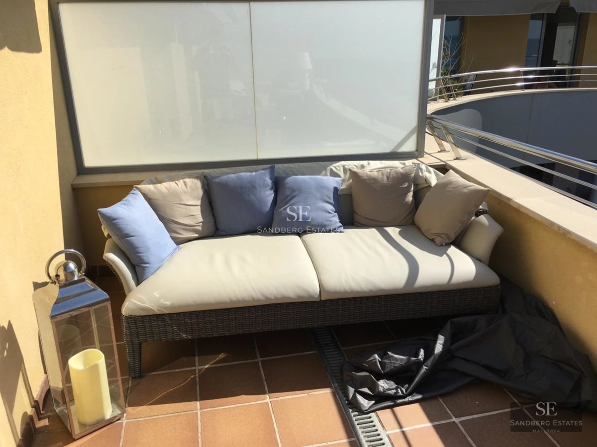 Façade moderne avec piscine. Grandes baies vitrées, design minimaliste, éclairage doux. Jardin luxuriant.