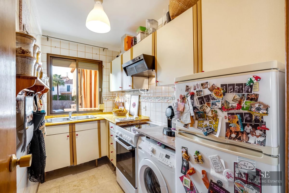 Vaste terrasse avec piscine à débordement, transats et vue panoramique sur la mer. Architecture moderne et minimaliste avec matériaux de qualité.