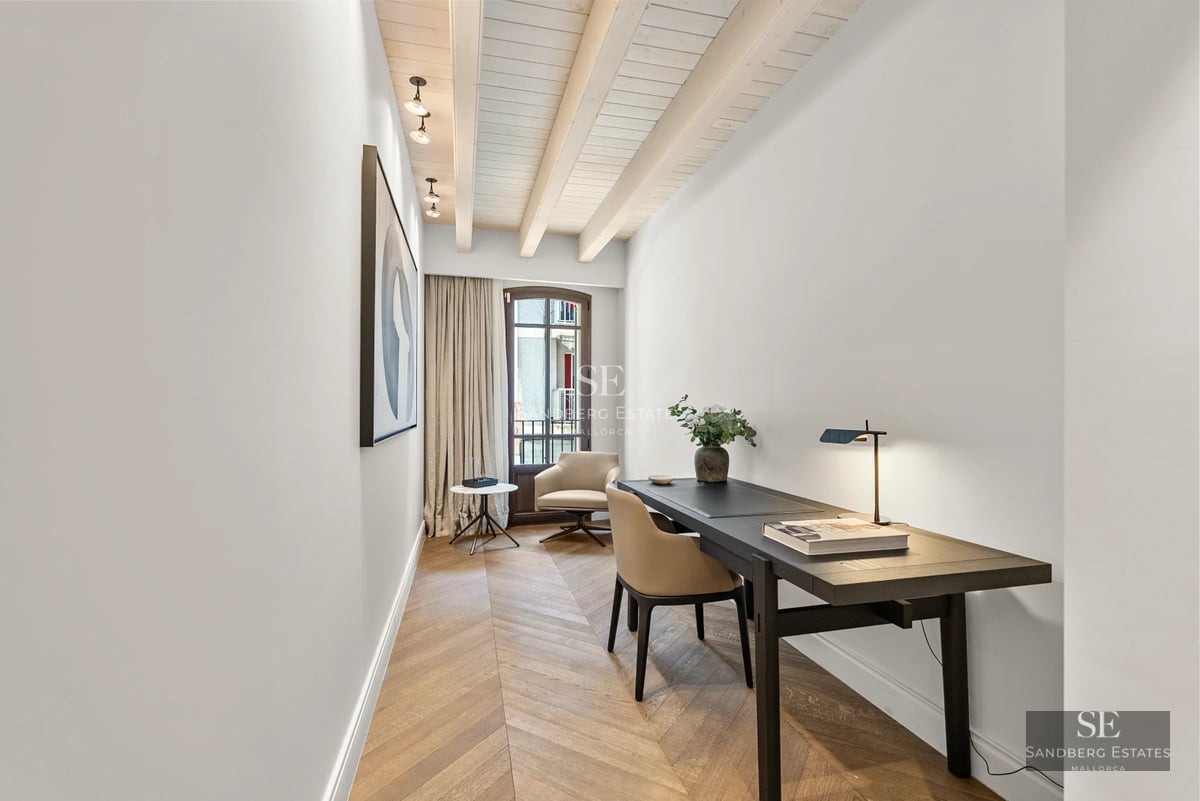 View of modern villa with infinity pool, spacious terraces, and lush garden. Minimalist design and high-quality finishes.