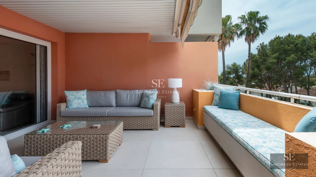 View of modern villa with infinity pool and lush garden. Minimalist architecture, large windows. Reflections in the water.