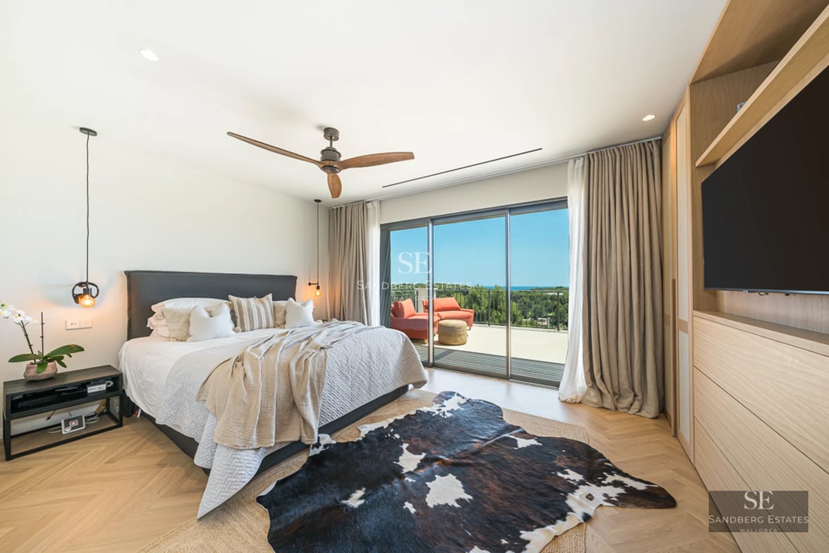 Extérieur d'une villa de luxe avec piscine, jardin et design architectural moderne. Larges baies vitrées et végétation luxuriante.