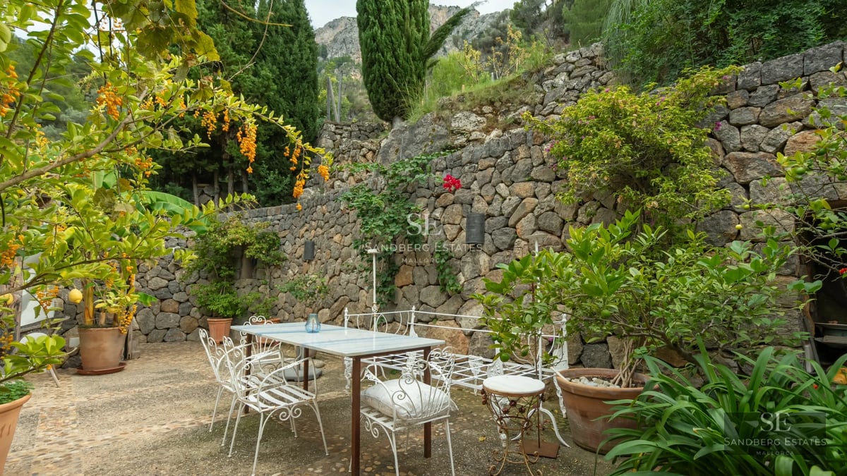 Spacious, bright living room with large windows, modern modular sofa and outdoor views. Minimalist and elegant design.