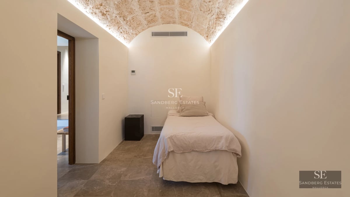 Spacious terrace with infinity pool and panoramic views. Modern design, elegant furniture. Excellent natural lighting.