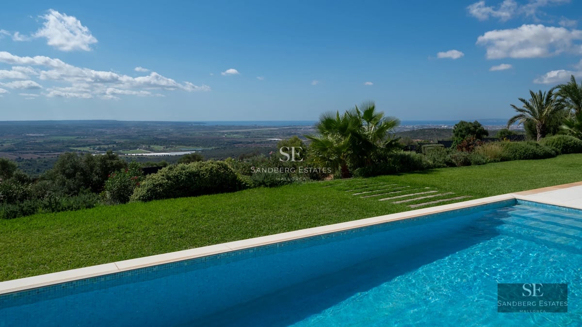 Infinity pool view. Modern design. Expansive terraces, landscaping. Elegant minimalism, natural light. Investment.