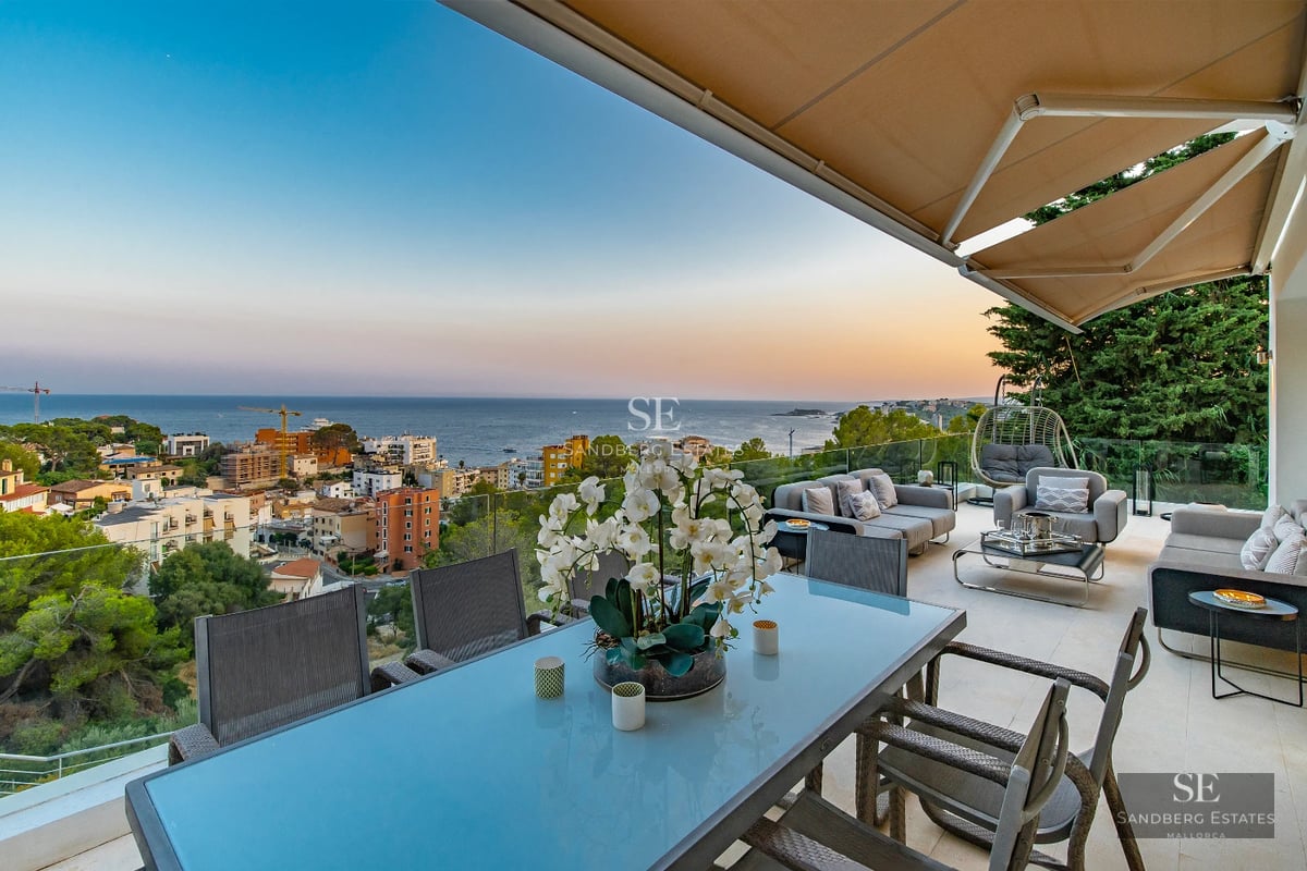 Exterior view of a modern villa with an infinity pool and lush garden. Minimalist architecture, luxurious finishes.