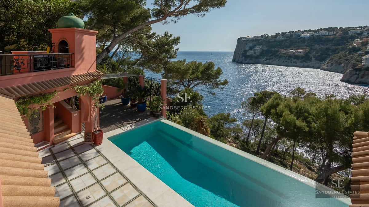 Modern penthouse with large terrace, glass railings & stunning views. Minimalist design with soft lighting and relaxing atmosphere.