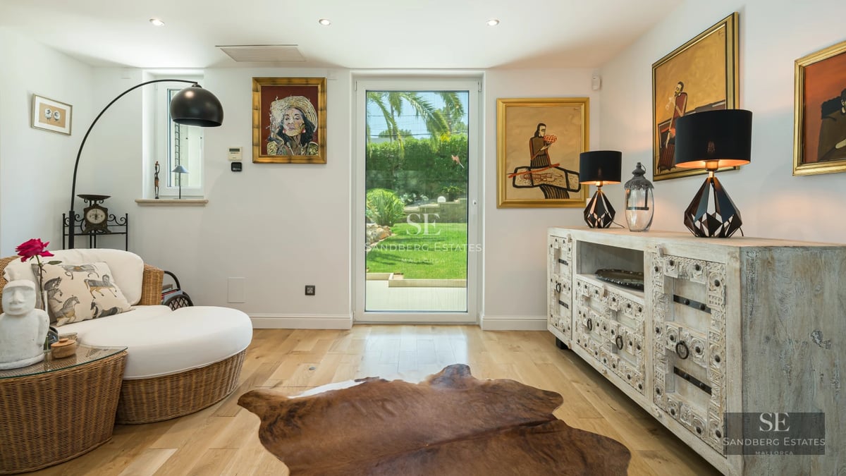 Pool and garden view of modern villa. White facade, reflective pool, lush vegetation. Minimalist architecture.