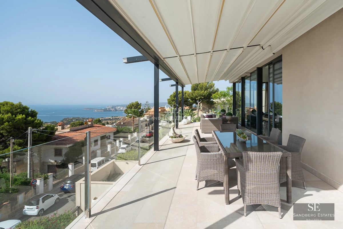 Spacious terrace with sea view, infinity pool, sun loungers, and elegant outdoor furniture. Modern design and high-quality finishes.