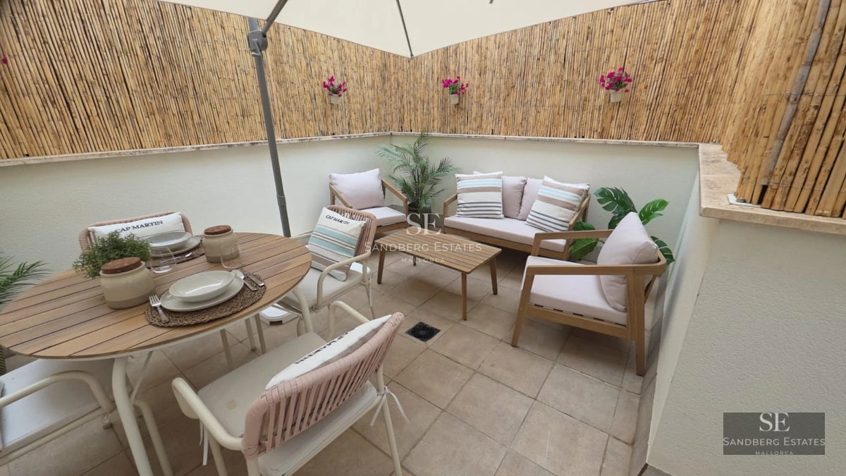 Bright penthouse with large windows, a spacious balcony, and contemporary design. Panoramic sea views. Luxurious finishes.