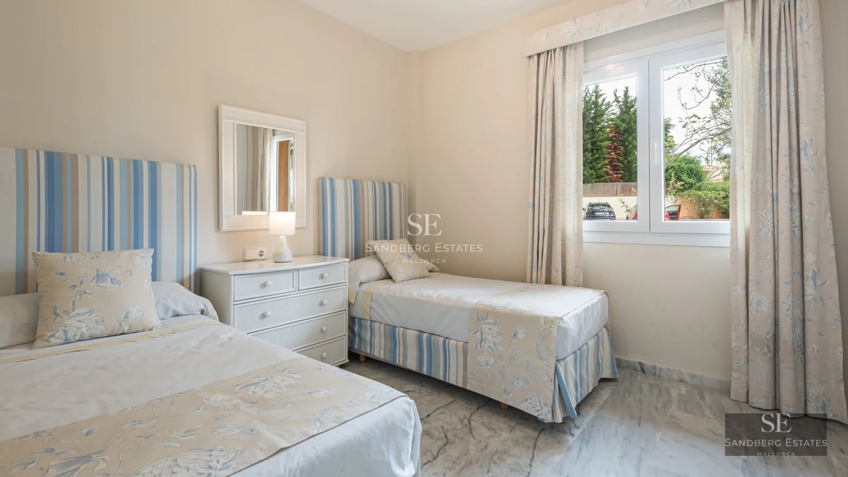 View of an elegant villa with a pool, manicured lawn and modern architecture. Ideal for real estate investment.