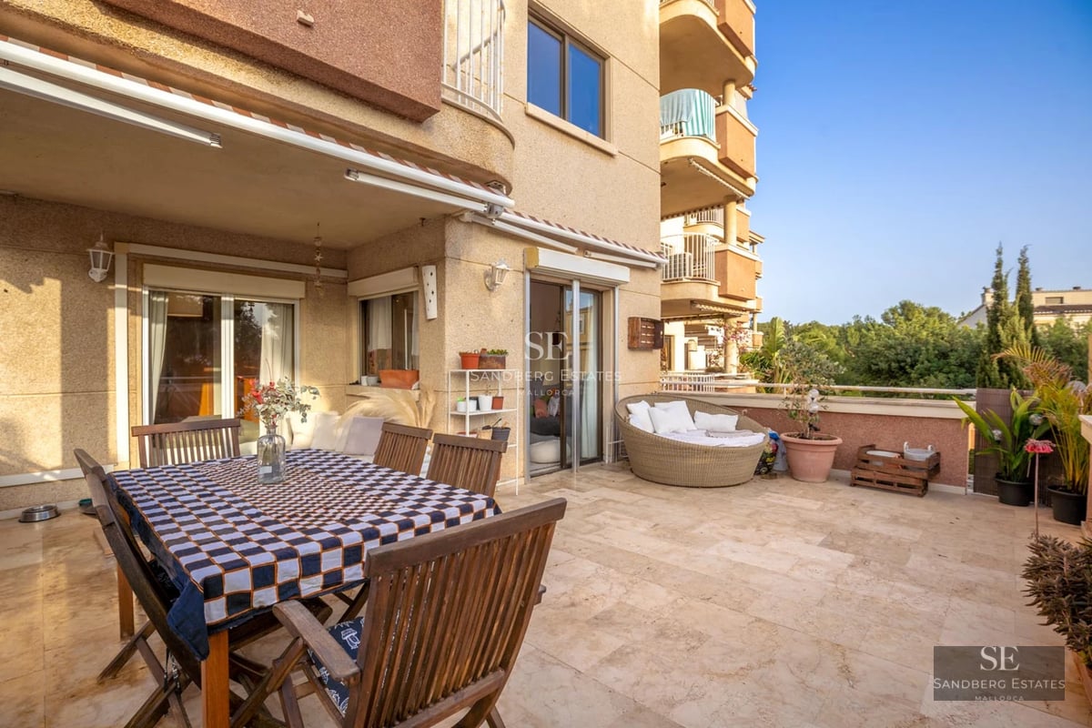 Extérieur moderne avec piscine réfléchissante, architecture minimaliste, larges fenêtres et aménagement paysager luxuriant. Design élégant et relaxant.