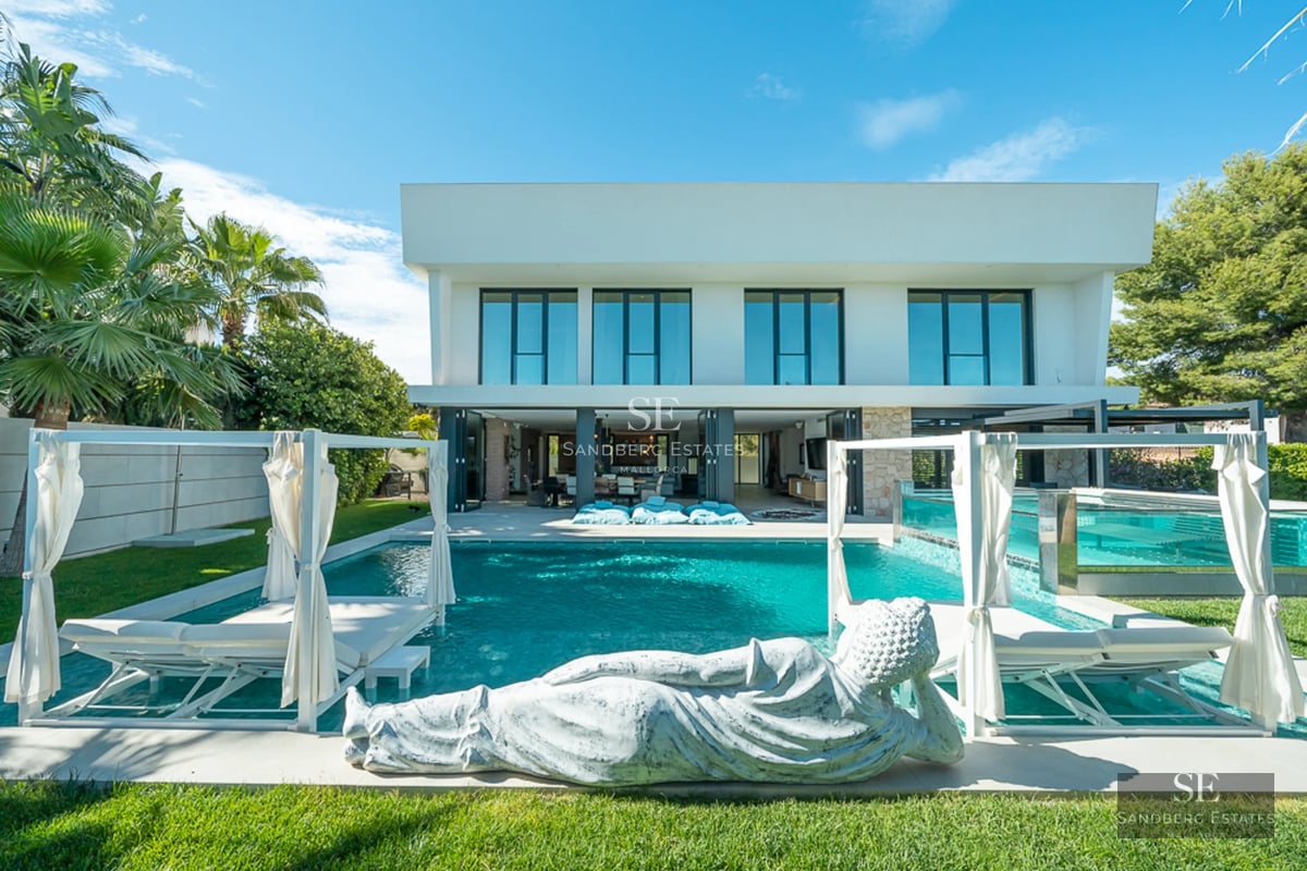 Exterior view of a modern house with pool. Minimalist architecture, large windows, manicured garden. Ambient lighting.
