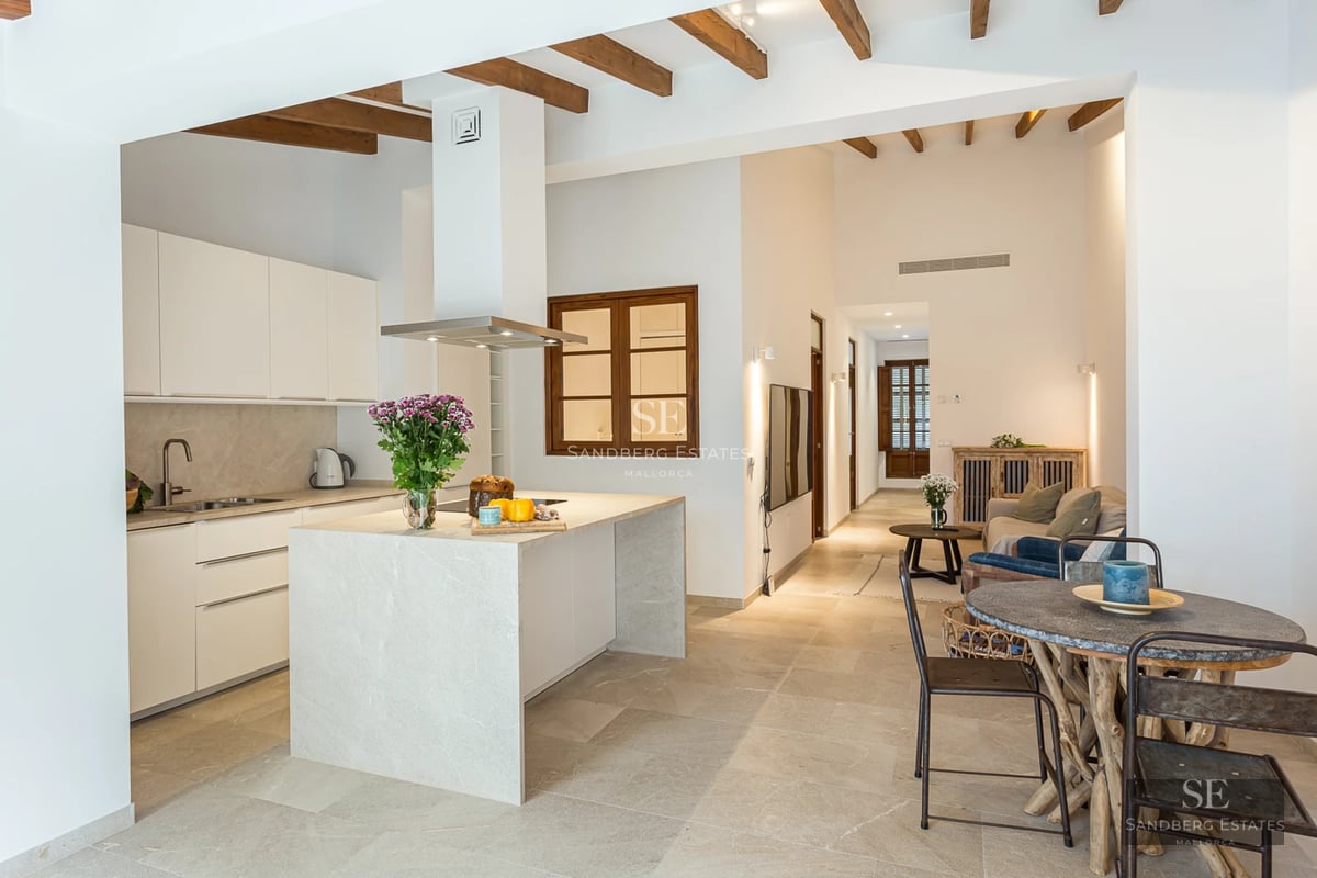 Spacious terrace with infinity pool and panoramic views. Modern design, wooden floors, and elegant furniture. Open and bright spaces.