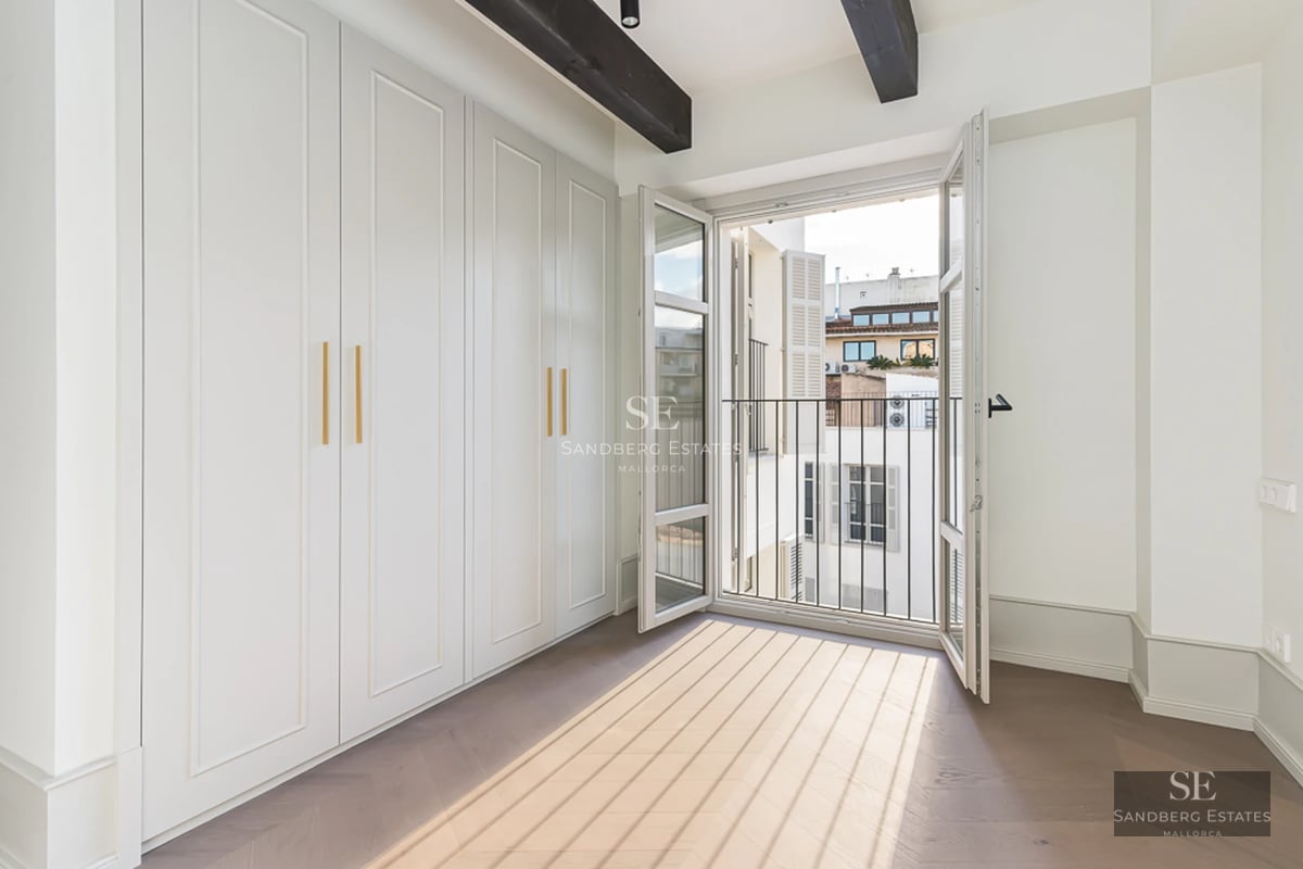 Exterior view of a modern villa with an infinity pool. Minimalist architecture, large windows and lush vegetation.