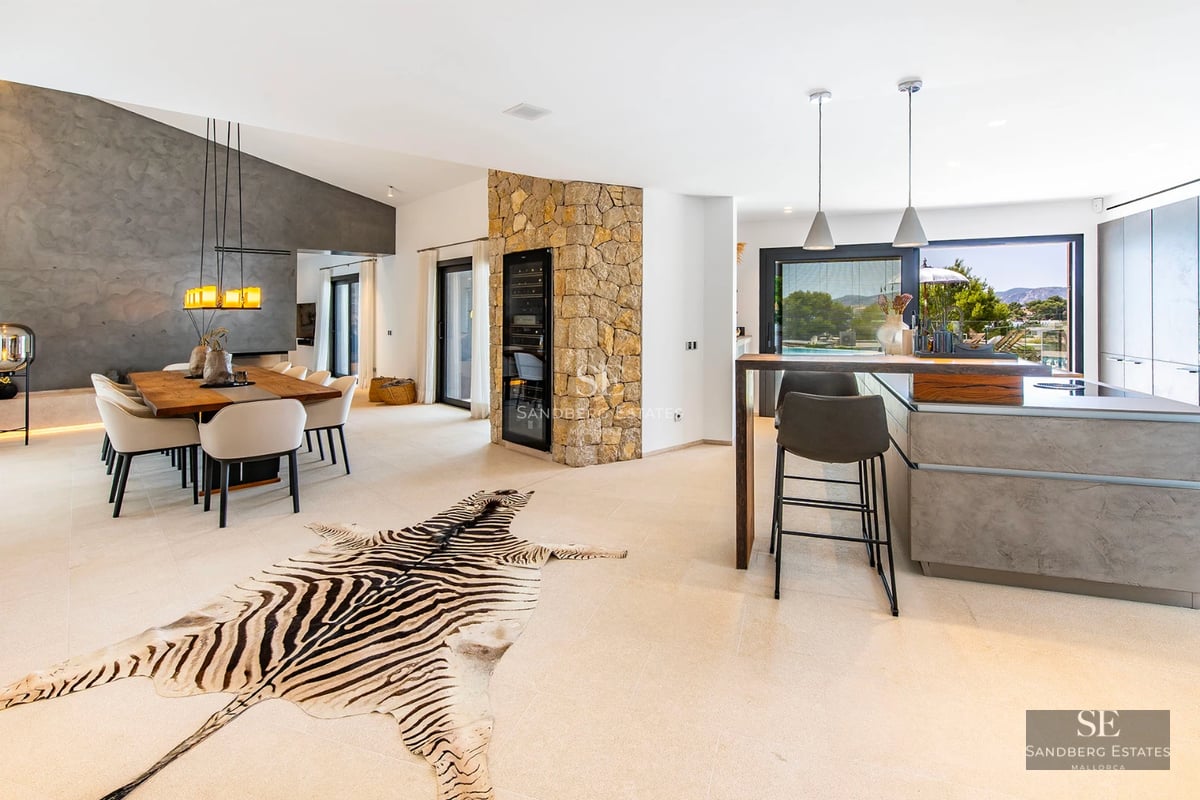 Exterior view of modern house with infinity pool, large garden, and minimalist architecture. White facade and large windows.