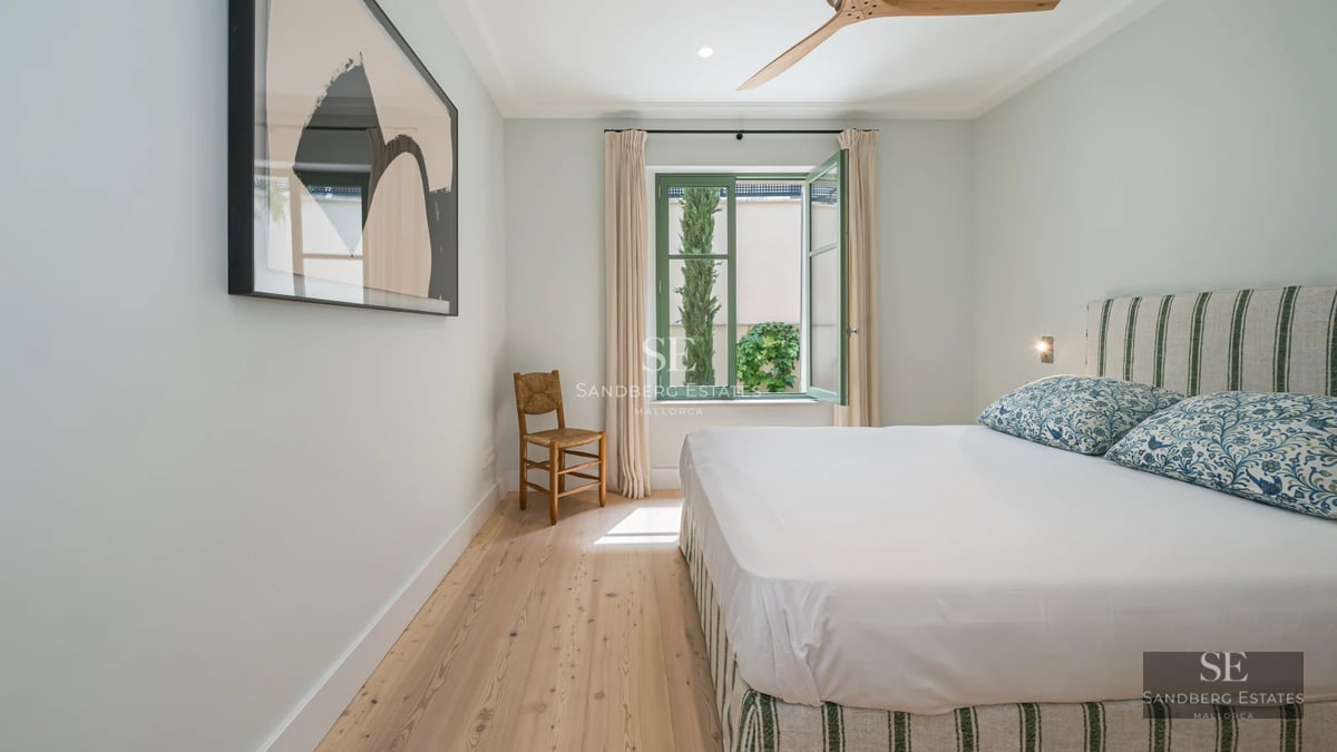 View of infinity pool with modern design. Large windows, terrace with sun loungers, manicured landscaping. Luxury and comfort.