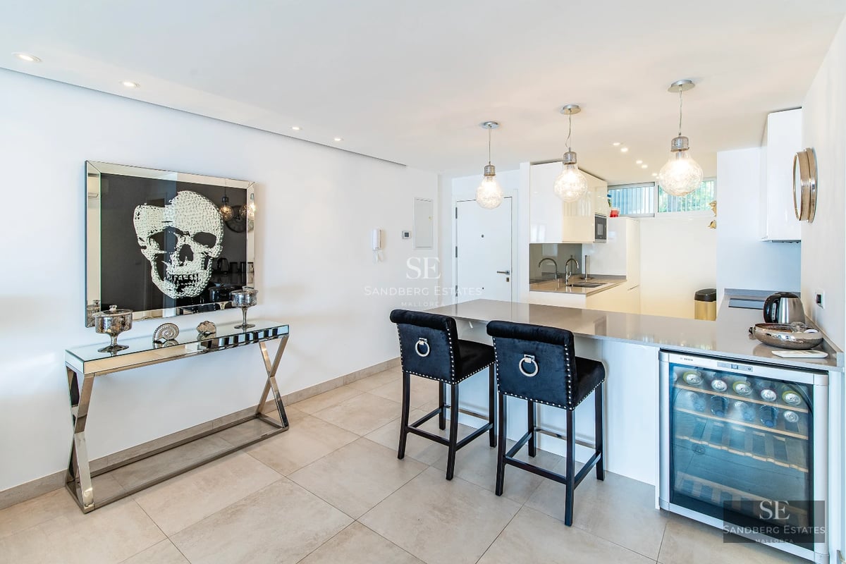 Spacious, bright living room with balcony access and panoramic sea views. Modern design with high-quality finishes.