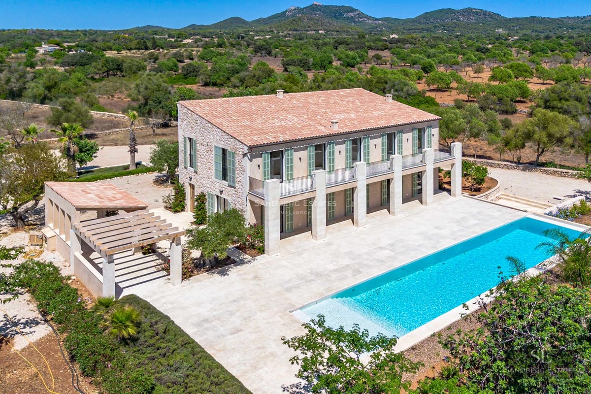 Wide view of a terrace with infinity pool and panoramic sea views. Modern, minimalist design and high-quality finishes.